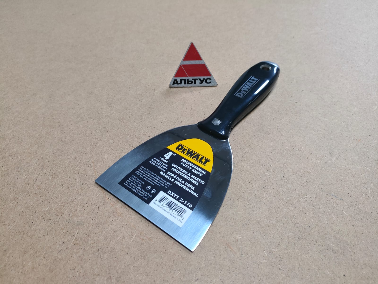Шпатель малярный с черной пластик. ручкой 10 cm DeWalt								