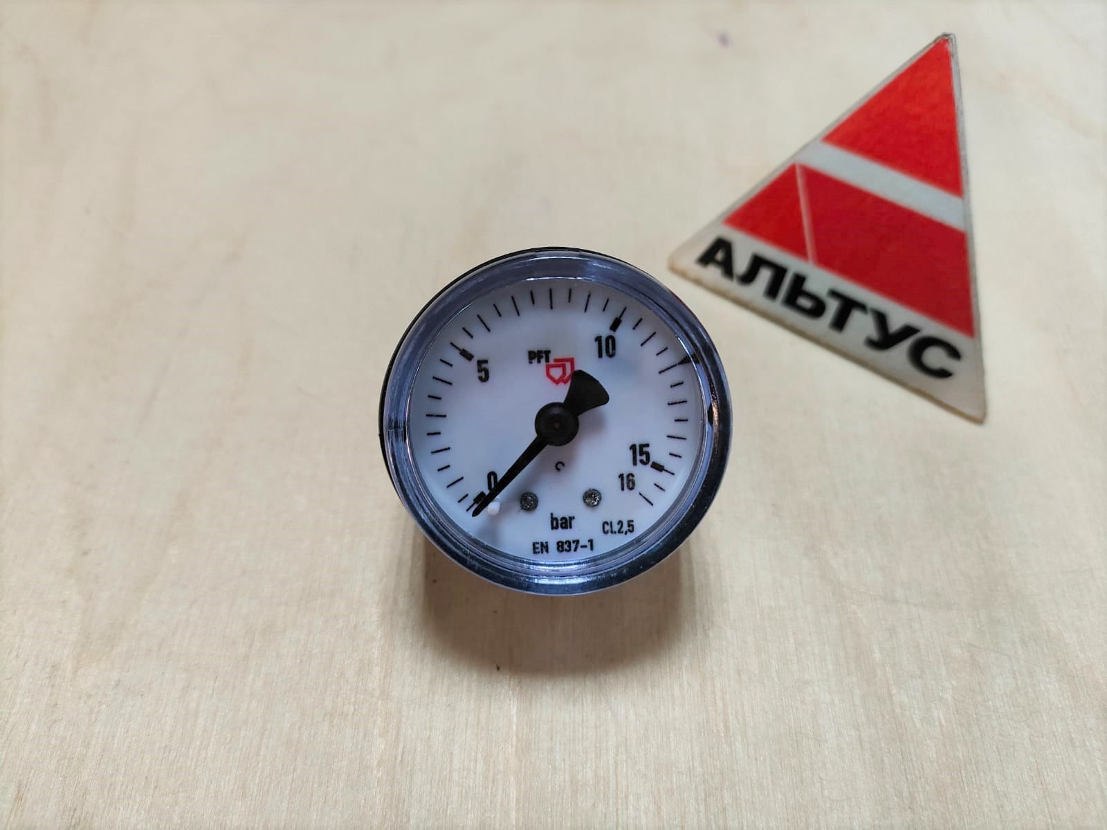 Манометр 0-16 бар 1/8 задний D40мм								