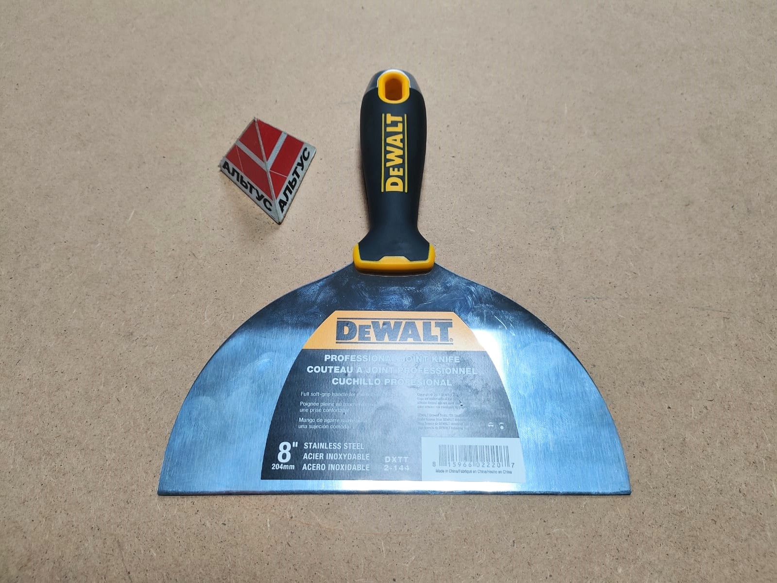 Шпатель малярный с черной пластик. ручкой, с метал. наконечником 20 cm DeWalt								