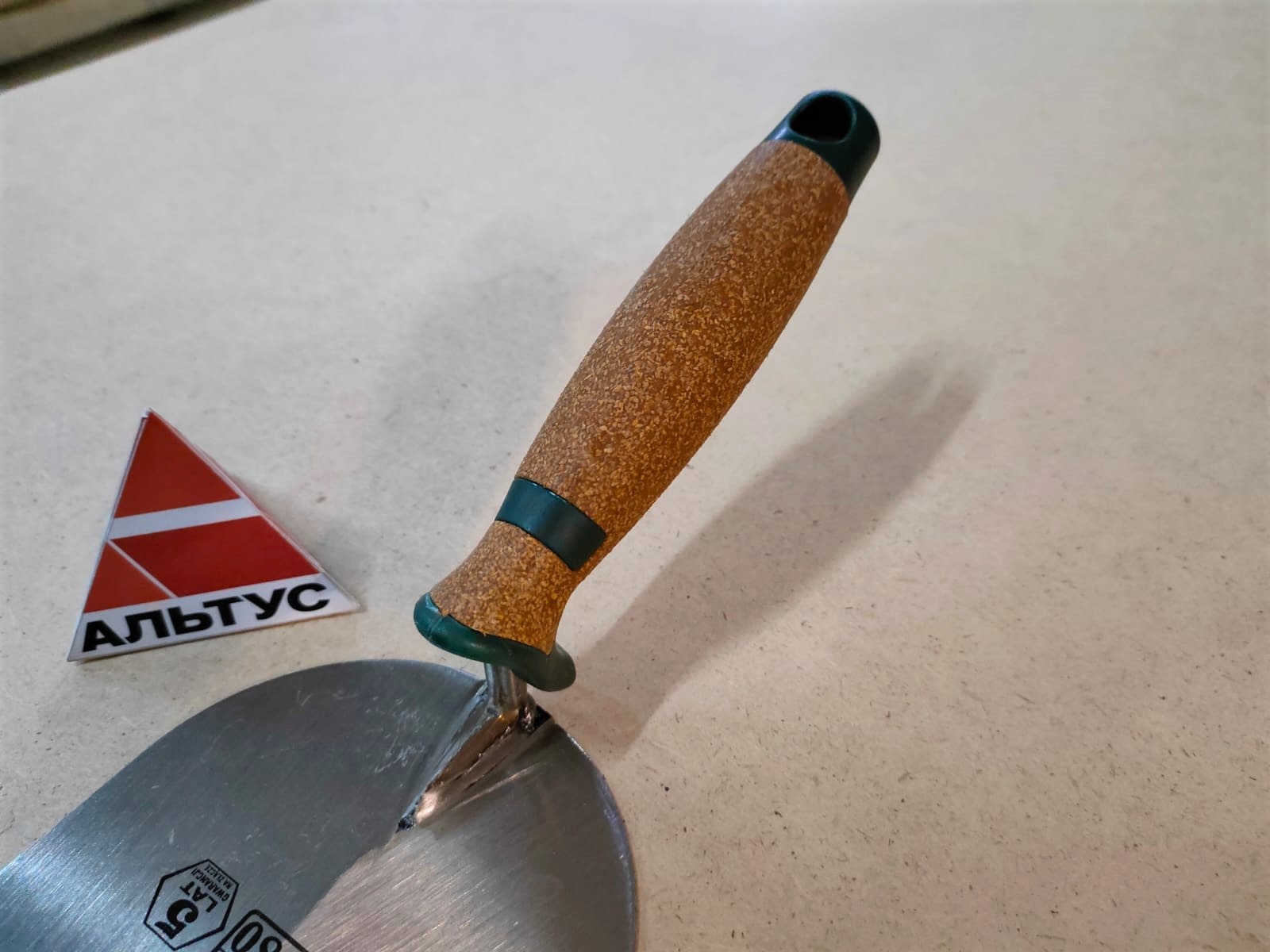 Кельма "лопатка" 100 мм (полотно 0,9 мм) OLEJNIK нержавеющая закаленная сталь, пробковая ручка