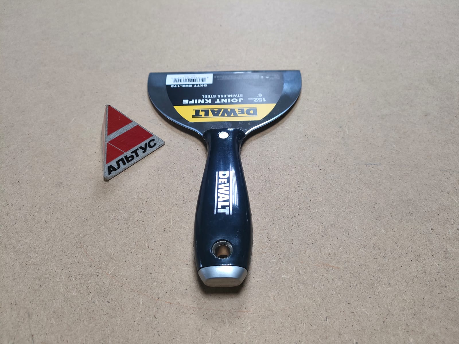 Шпатель малярный с черной пластик. ручкой 15 cm DeWalt								