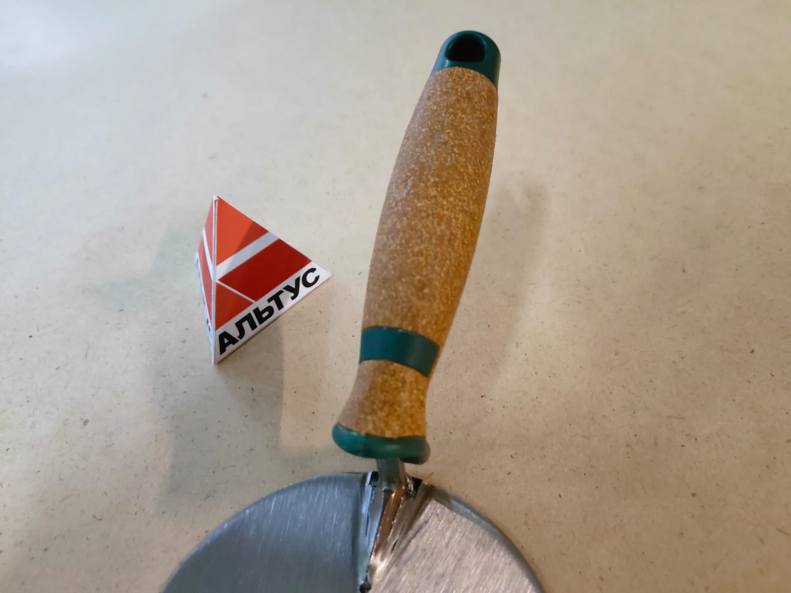 Кельма "лопатка" 100 мм (полотно 0,9 мм) OLEJNIK нержавеющая закаленная сталь, пробковая ручка