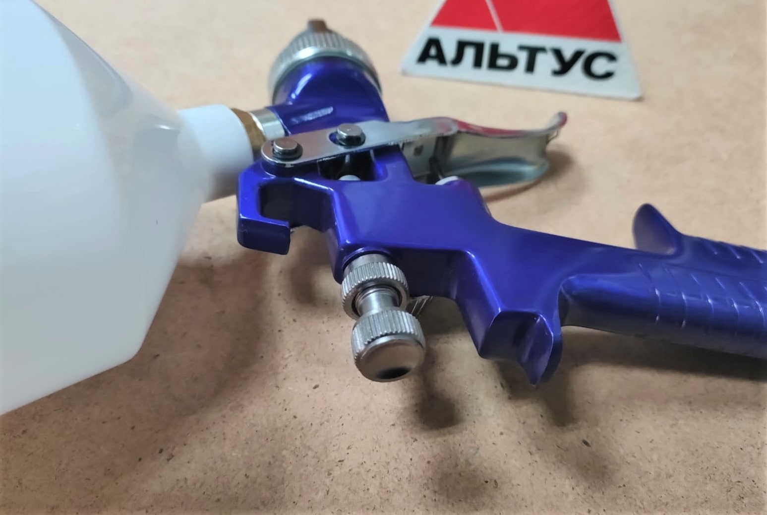 Краскопульт воздушный с верхним бачком AUARITA H-827, сопло 1.3 H-827-13								
