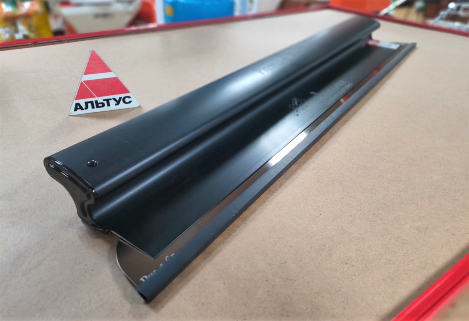 Шпатель PRO MAXX алюминиевый, закалённое анодированное лезвие, 800 х0.65мм OLEJNIK (1239800G7PM)								