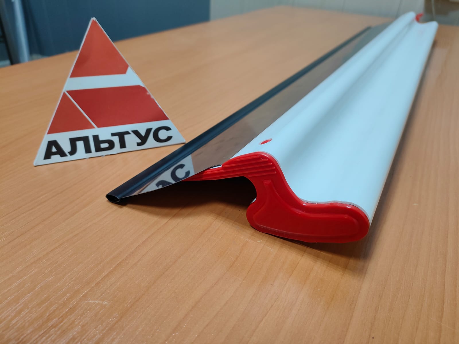 Шпатель алюминиевый белый 800x0,5 мм ERGOPLAST  (1239800G5W)								