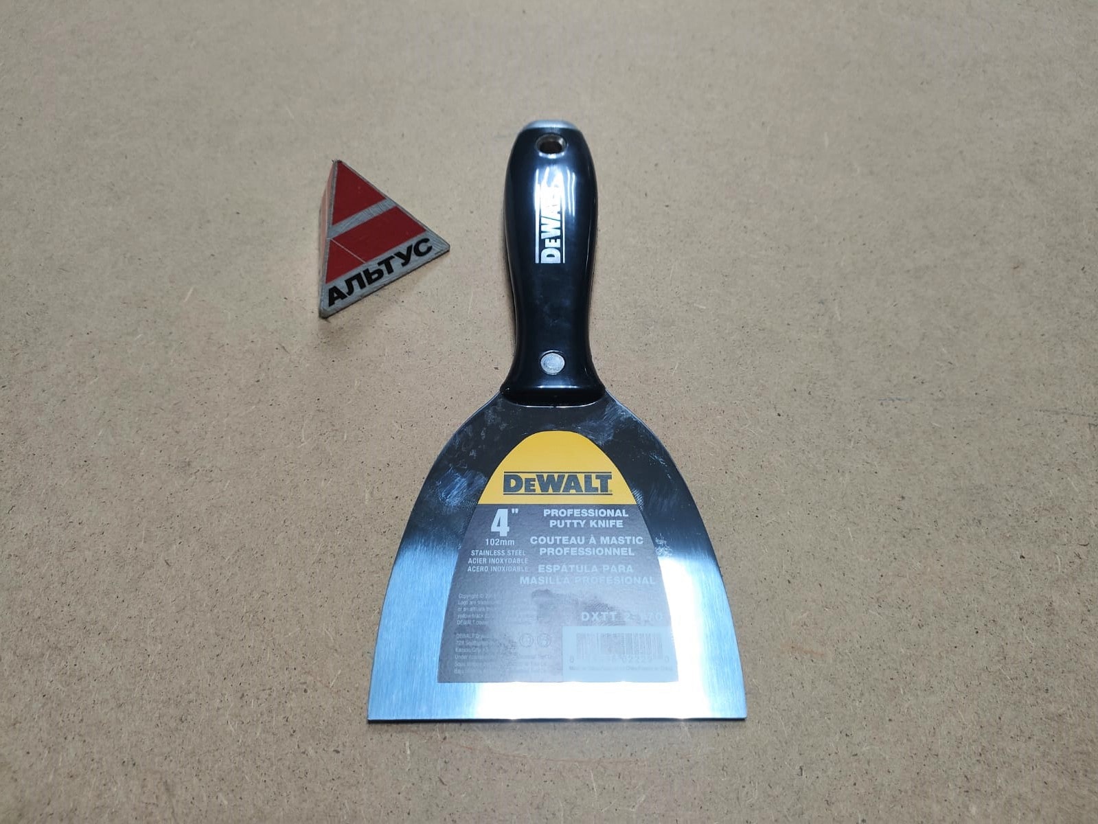 Шпатель малярный с черной пластик. ручкой 10 cm DeWalt								