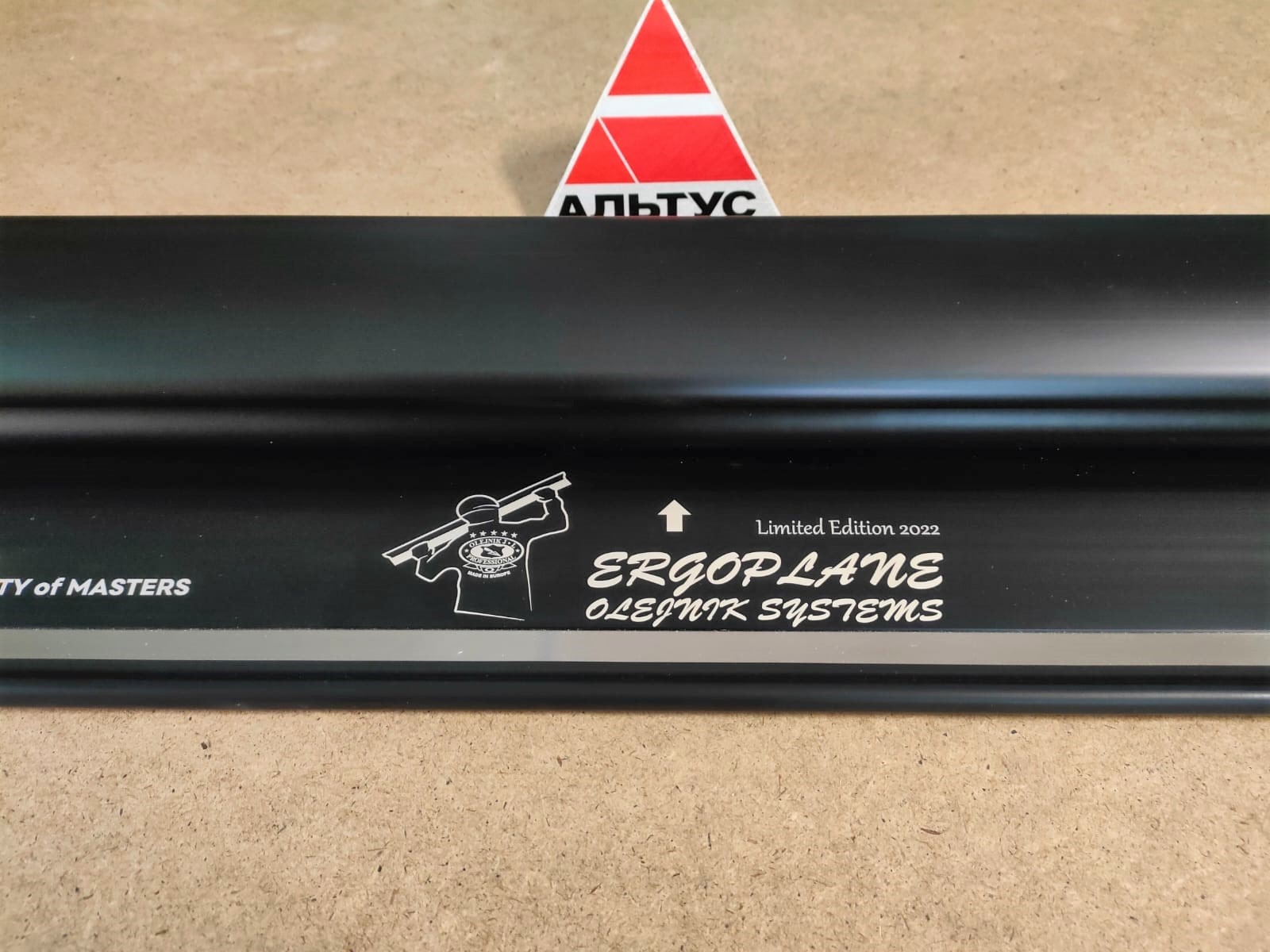 Шпатель для механизированной шпаклевки 600 мм со сменными лезвиями 0.5 мм алюминиевый ERGOPLANE Limited Edition OLEJNIK (1239600GL5)
