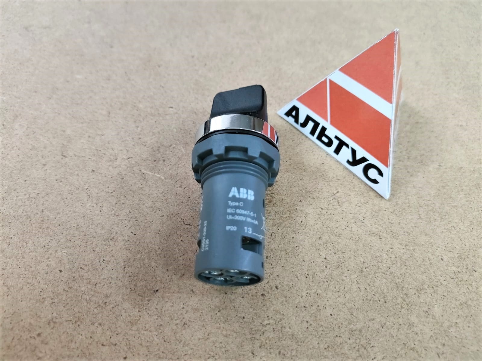 Переключатель C3SS1-30B-20 3-х позиционный черный 2НО с фиксацией 1SFA619210R3026 AВВ								
