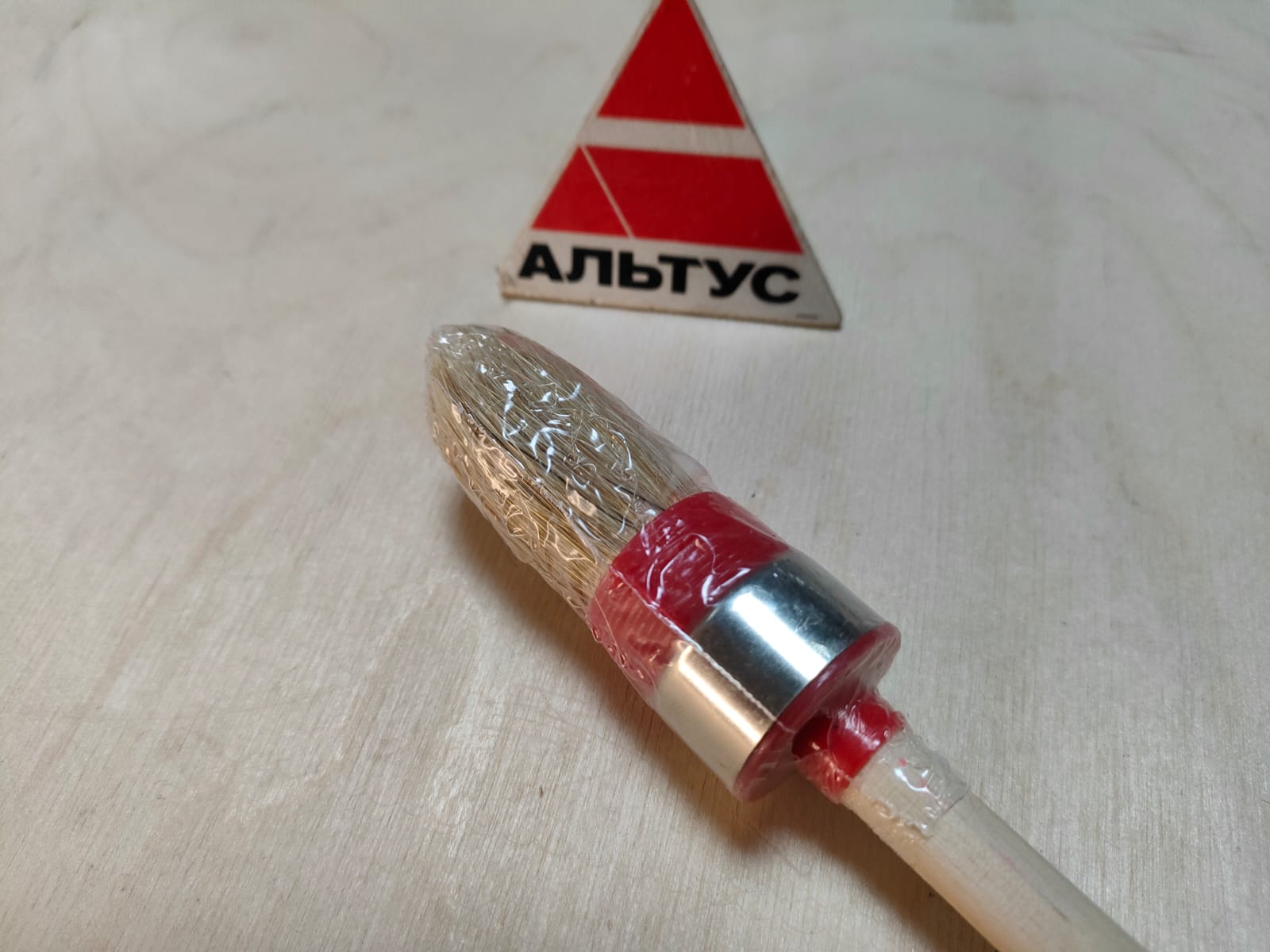 Кисть круг.№04, светлая натур.щетина, никел.обод.дерев.руч Color Expert (83210402)								