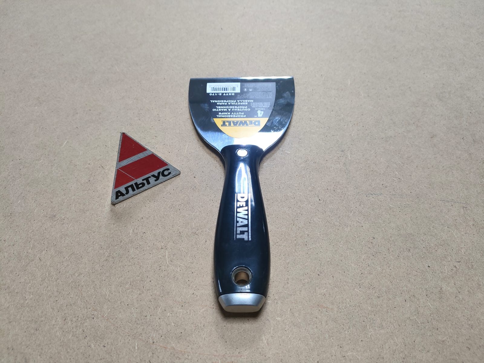Шпатель малярный с черной пластик. ручкой 10 cm DeWalt								