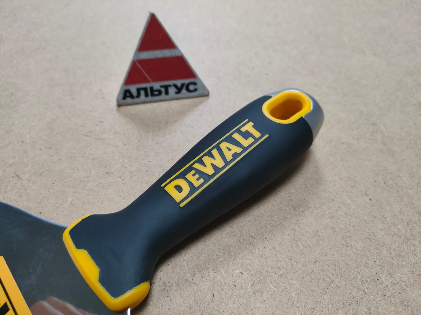 Шпатель малярный с черной пластик. ручкой, с метал. наконечником 20 cm DeWalt								