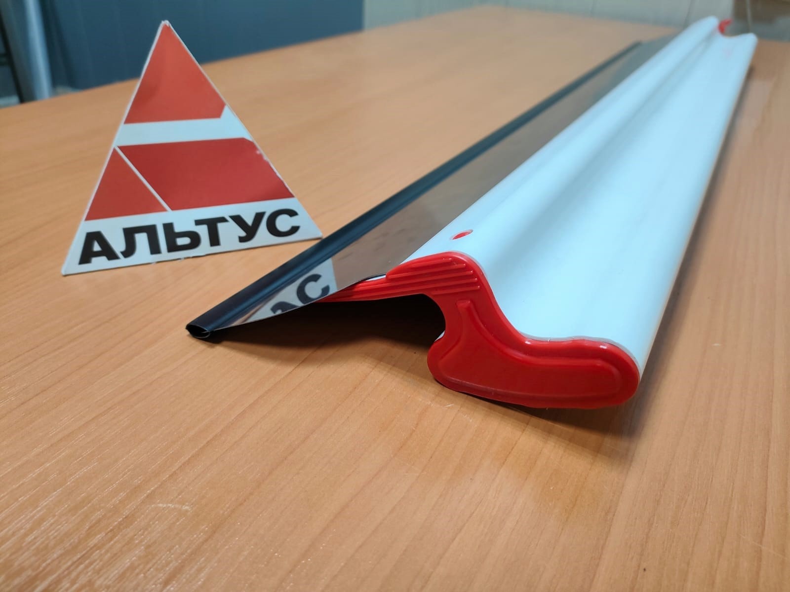 Шпатель алюминиевый белый 800x0,5 мм ERGOPLAST  (1239800G5W)								