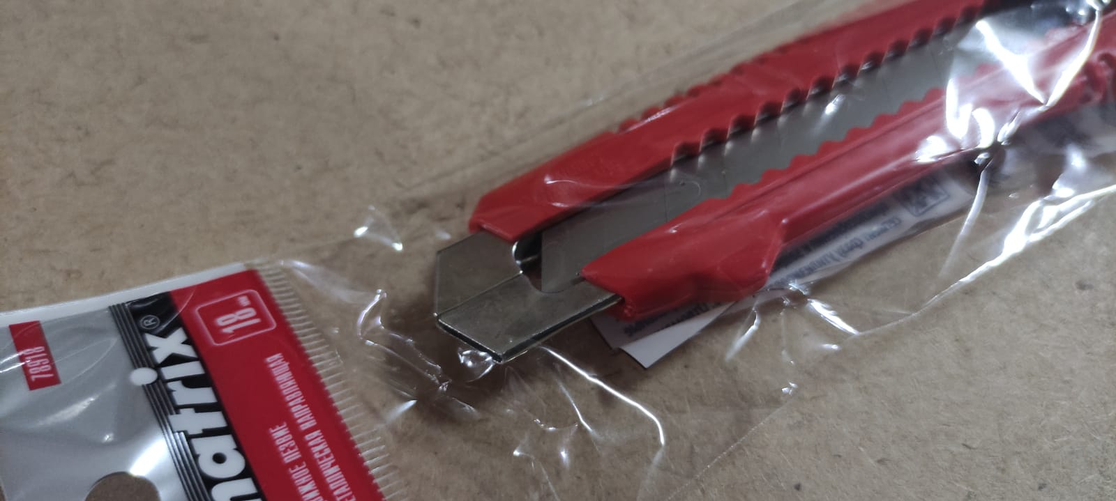 Малярный строительный нож со сменными лезвиями 18 мм MATRIX
