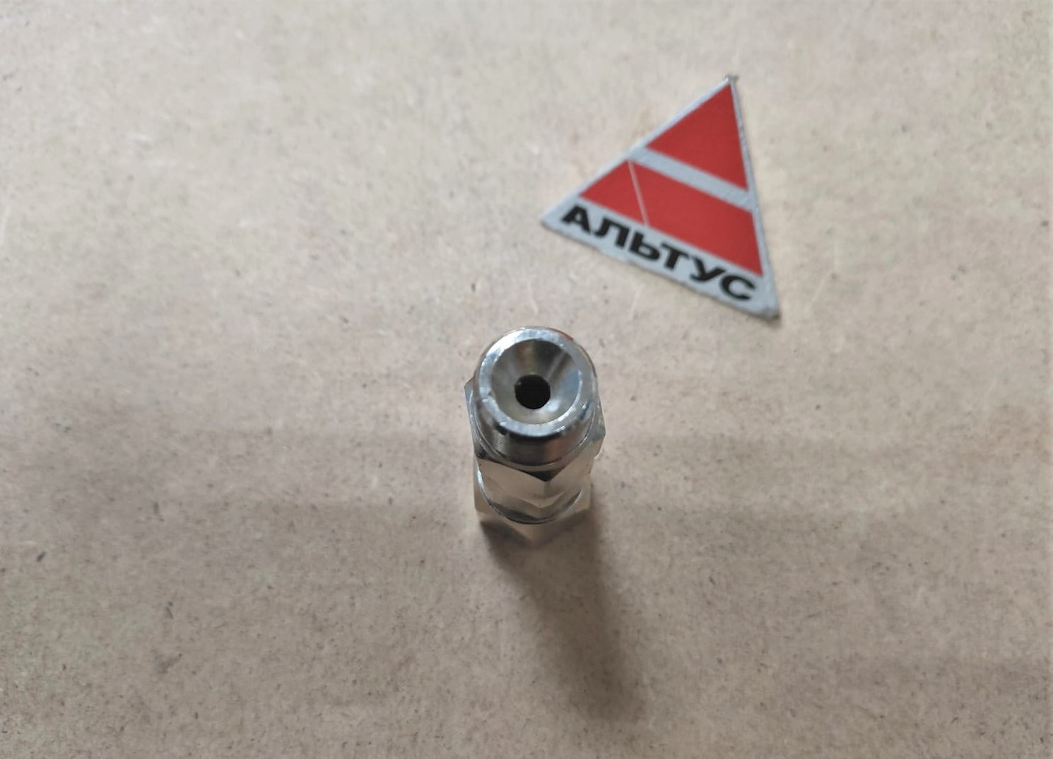 Вертлюг на соединение 3/8 x3/8 HYVST								