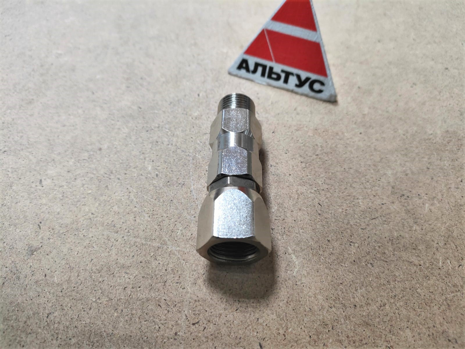 Вертлюг на соединение 3/8 x3/8 HYVST								