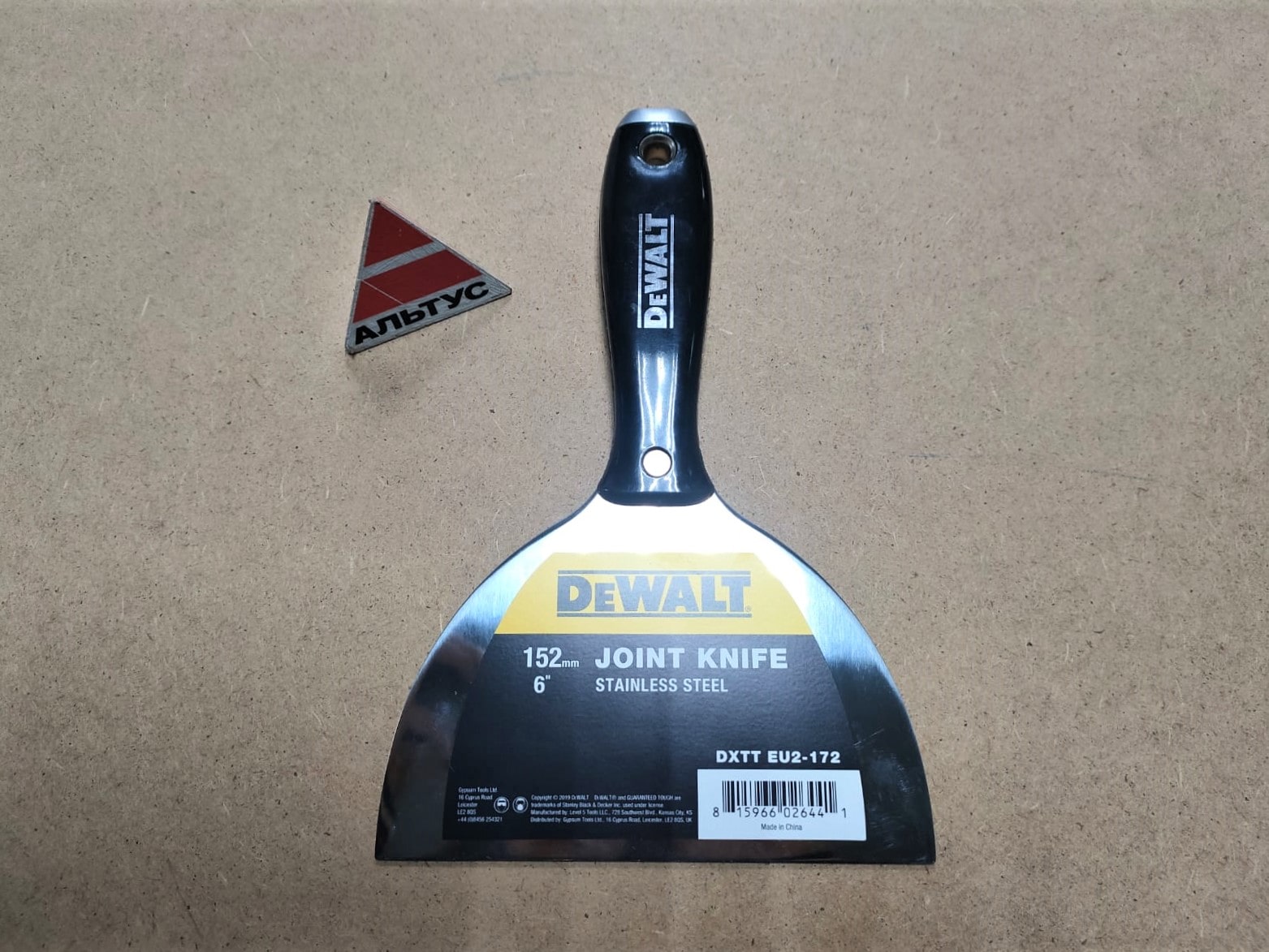 Шпатель малярный с черной пластик. ручкой 15 cm DeWalt								