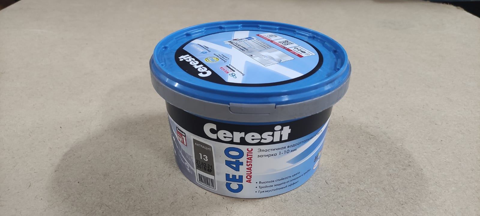 Эластичная водоотталкивающая затирка Ceresit CE 40 aquastatic 2 кг (цвет: антрацит)