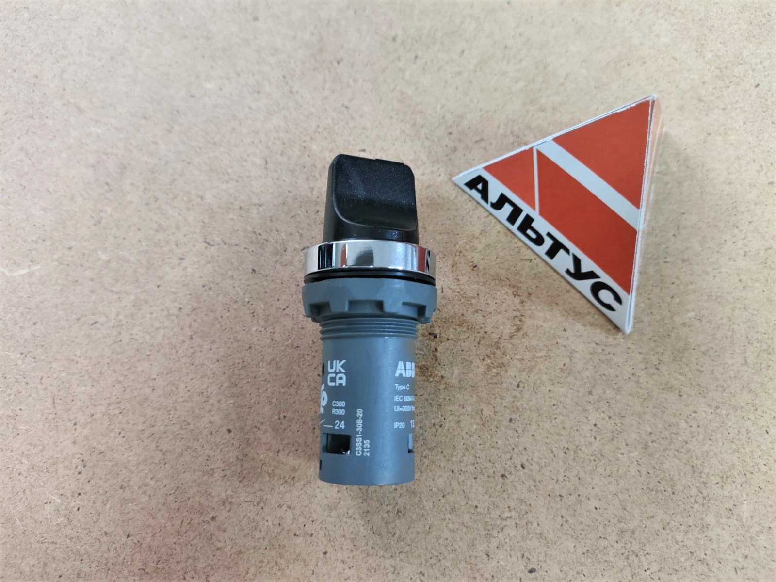 Переключатель C3SS1-30B-20 3-х позиционный черный 2НО с фиксацией 1SFA619210R3026 AВВ								