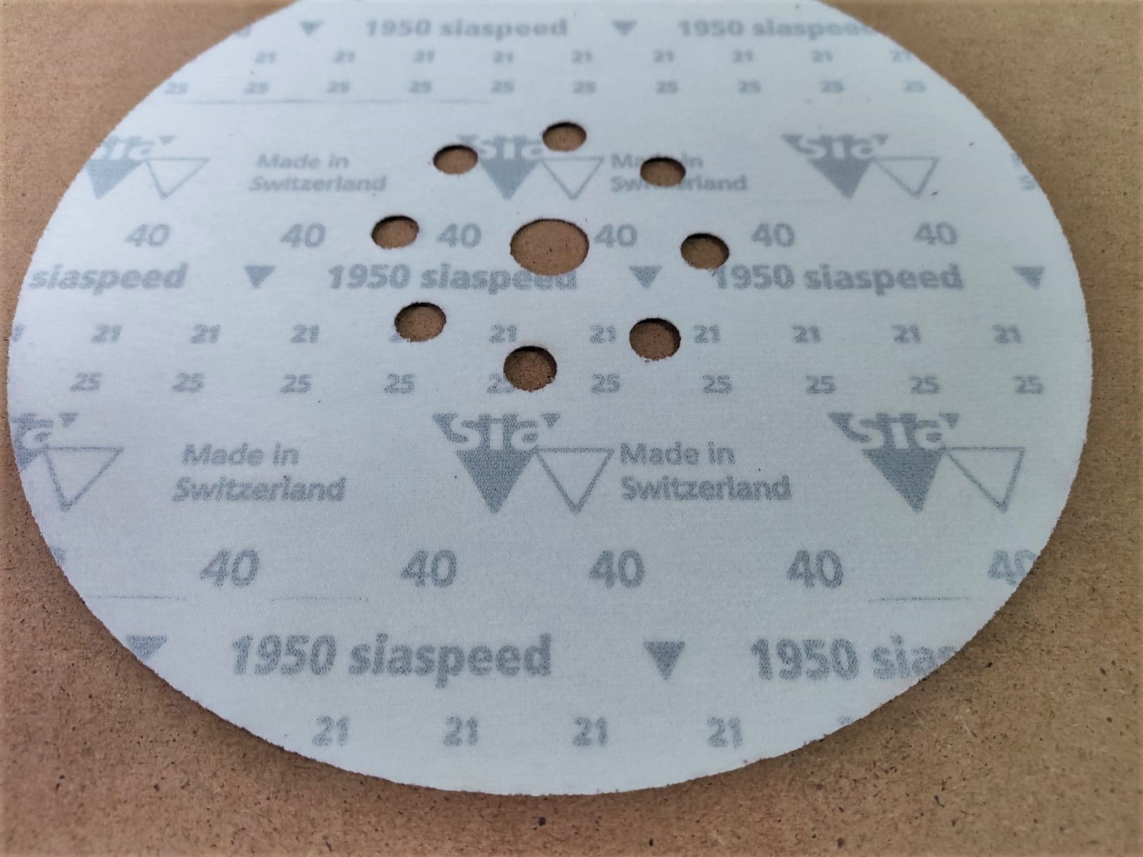 Материал в кругах абразивный P0040 d=225, 9 отверстий EL 1950 Siaspeed