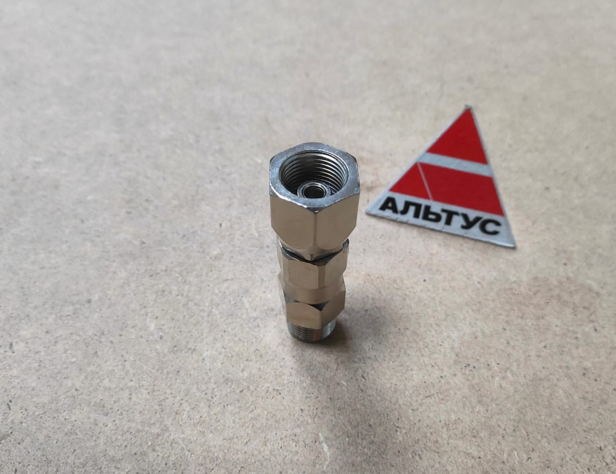 Вертлюг на соединение 3/8 x3/8 HYVST								
