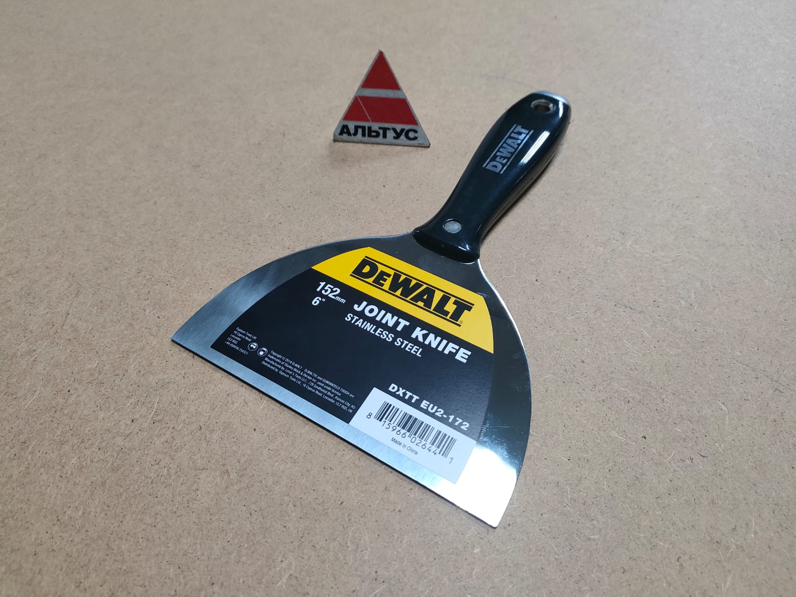 Шпатель малярный с черной пластик. ручкой 15 cm DeWalt								