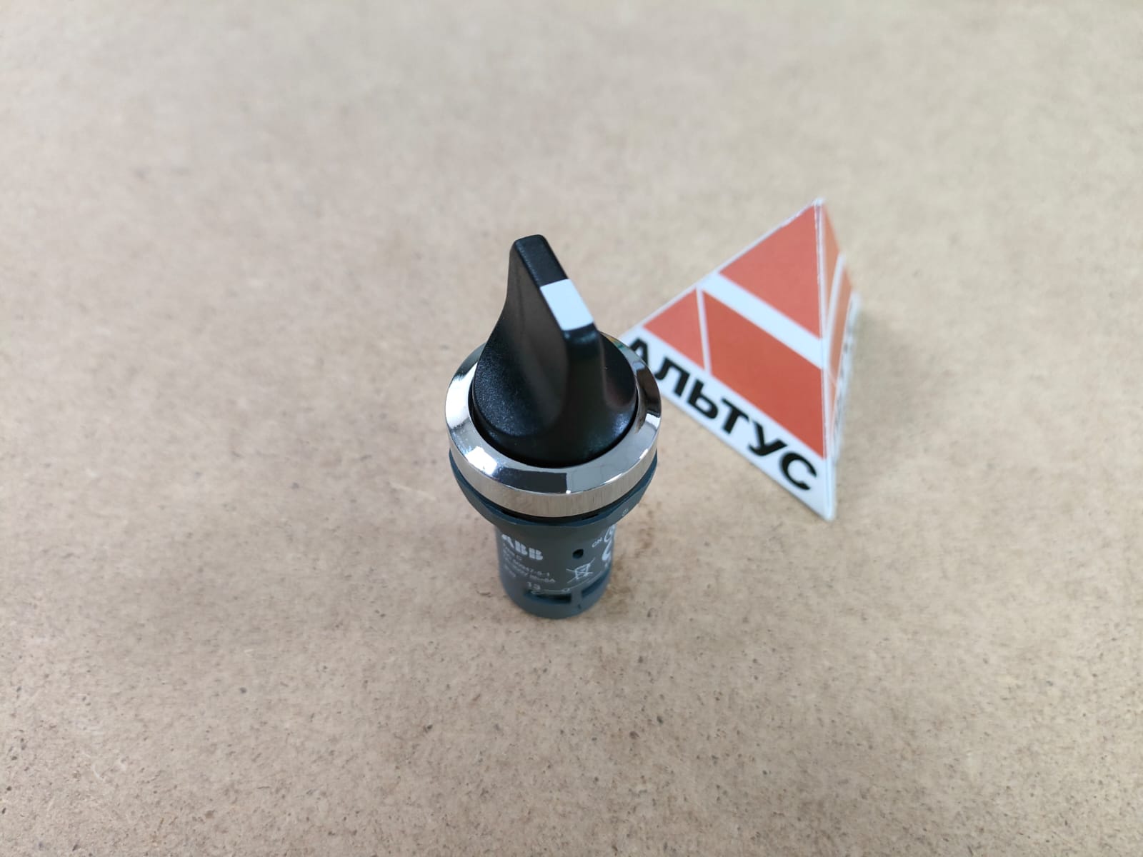 Переключатель C3SS1-30B-20 3-х позиционный черный 2НО с фиксацией 1SFA619210R3026 AВВ								