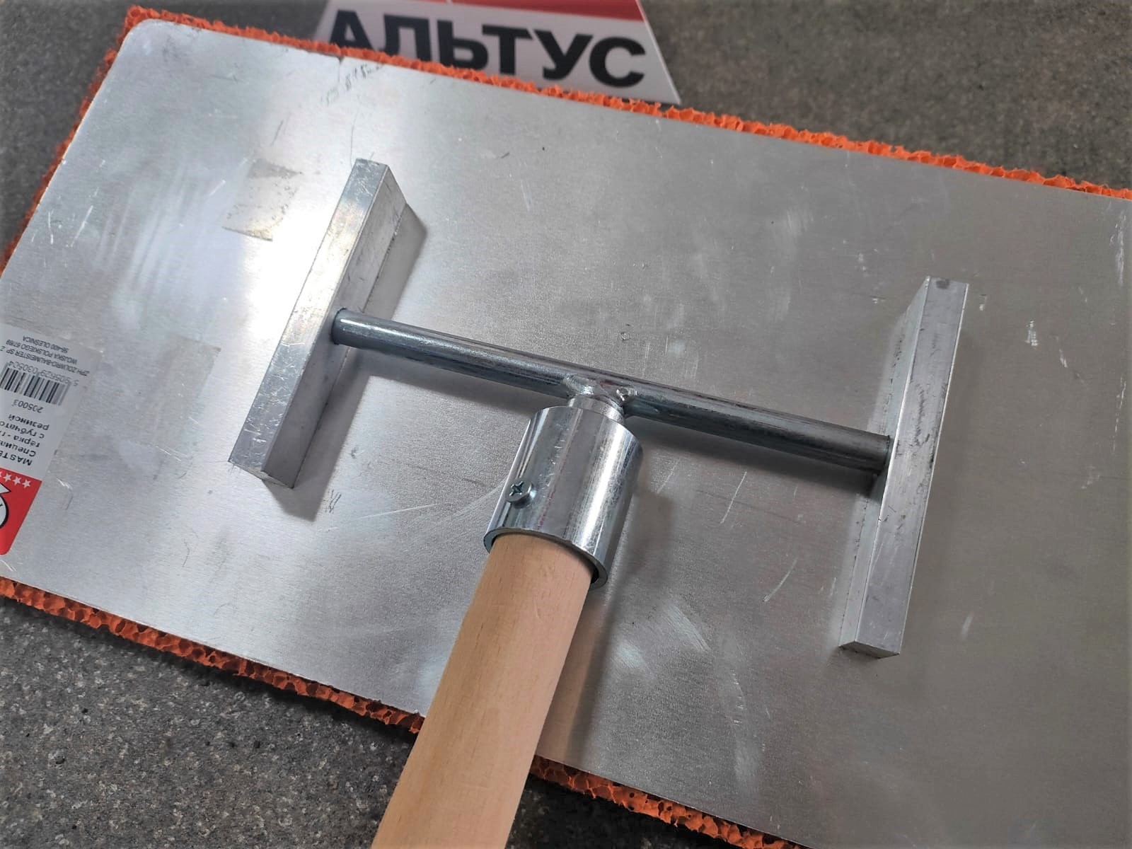 Тёрка с губчатой резиной на деревой палке, полотно 18 мм, размер 400 х 200 мм OLEJNIK (205003)								