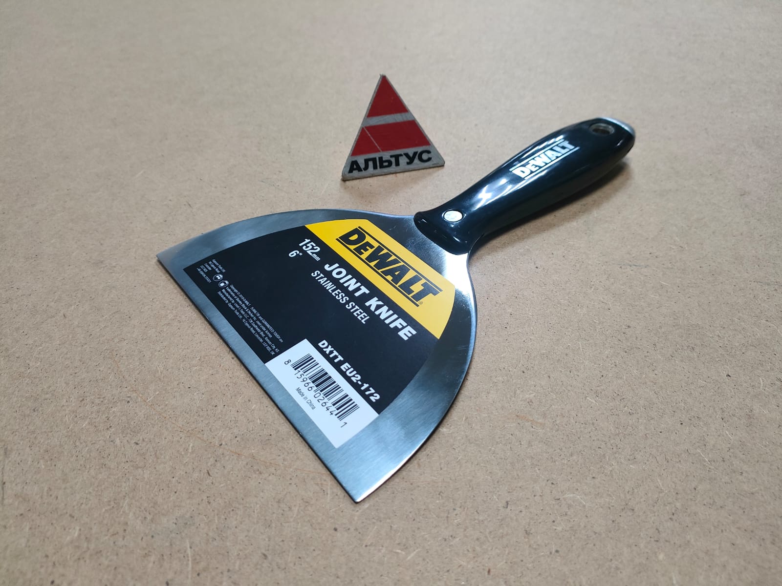 Шпатель малярный с черной пластик. ручкой 15 cm DeWalt								
