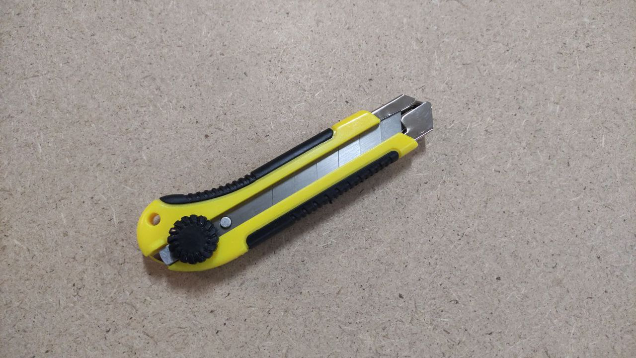 Нож с выдвижными сегментными лезвиями 25 мм металлический 888