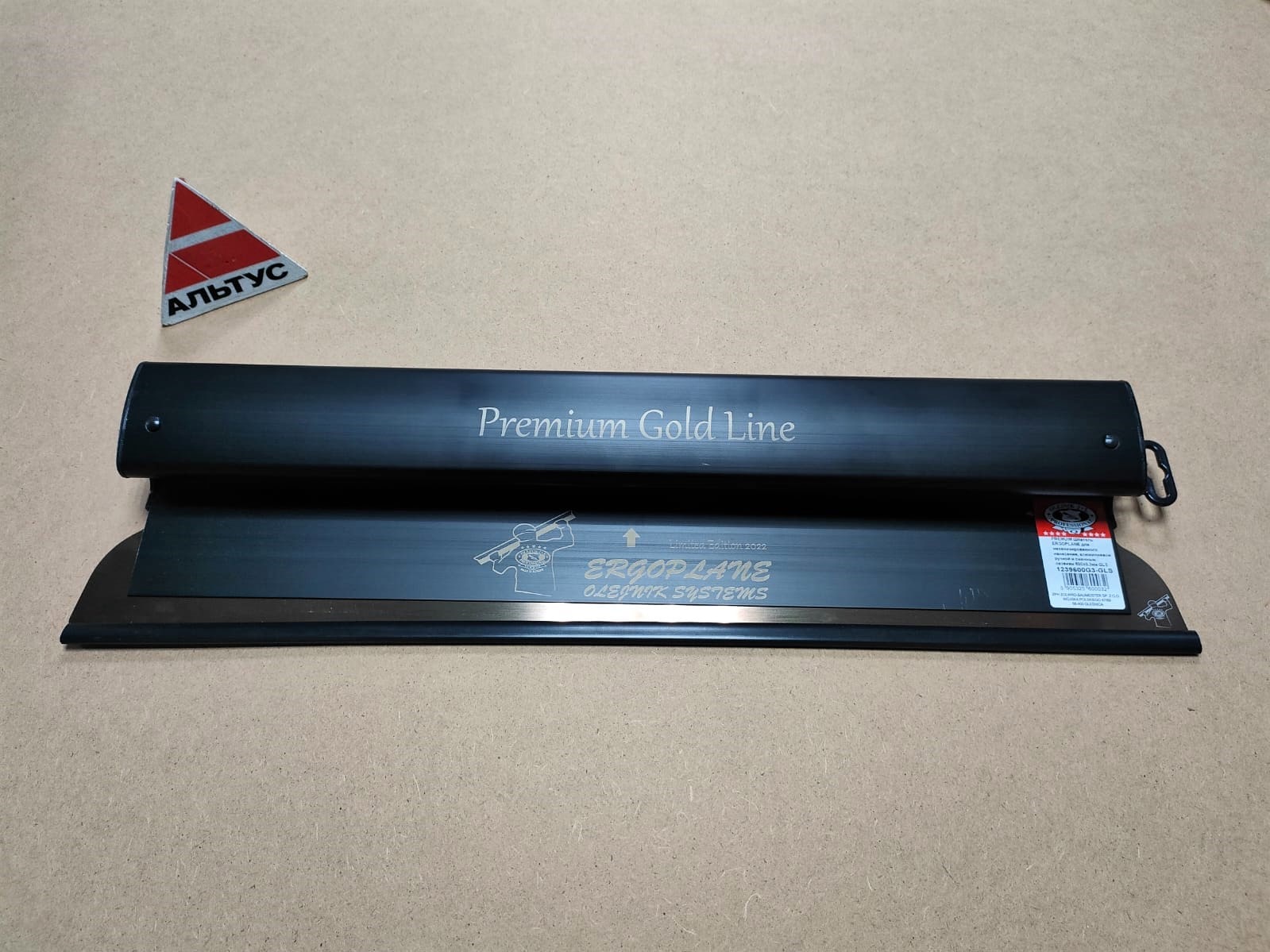 Шпатель ERGOPLANE GOLD LINE алюминиевый, закал.анодированное лезвие 600 х0.3мм OLEJNIK (1239600G3-GLS)								