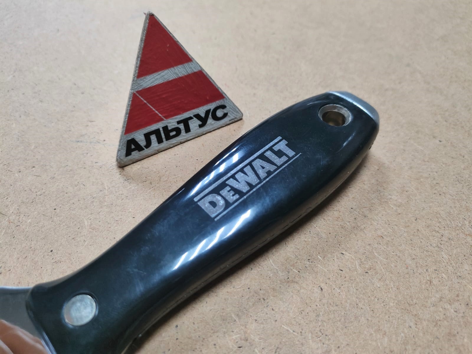 Шпатель малярный с черной пластик. ручкой 10 cm DeWalt								
