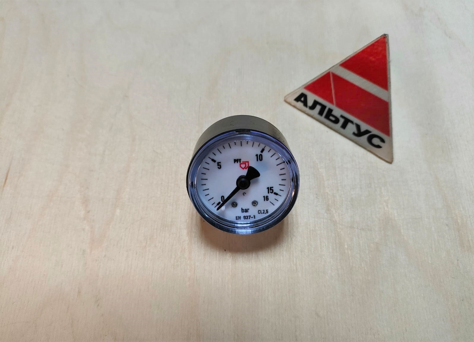 Манометр 0-16 бар 1/8 задний D40мм								