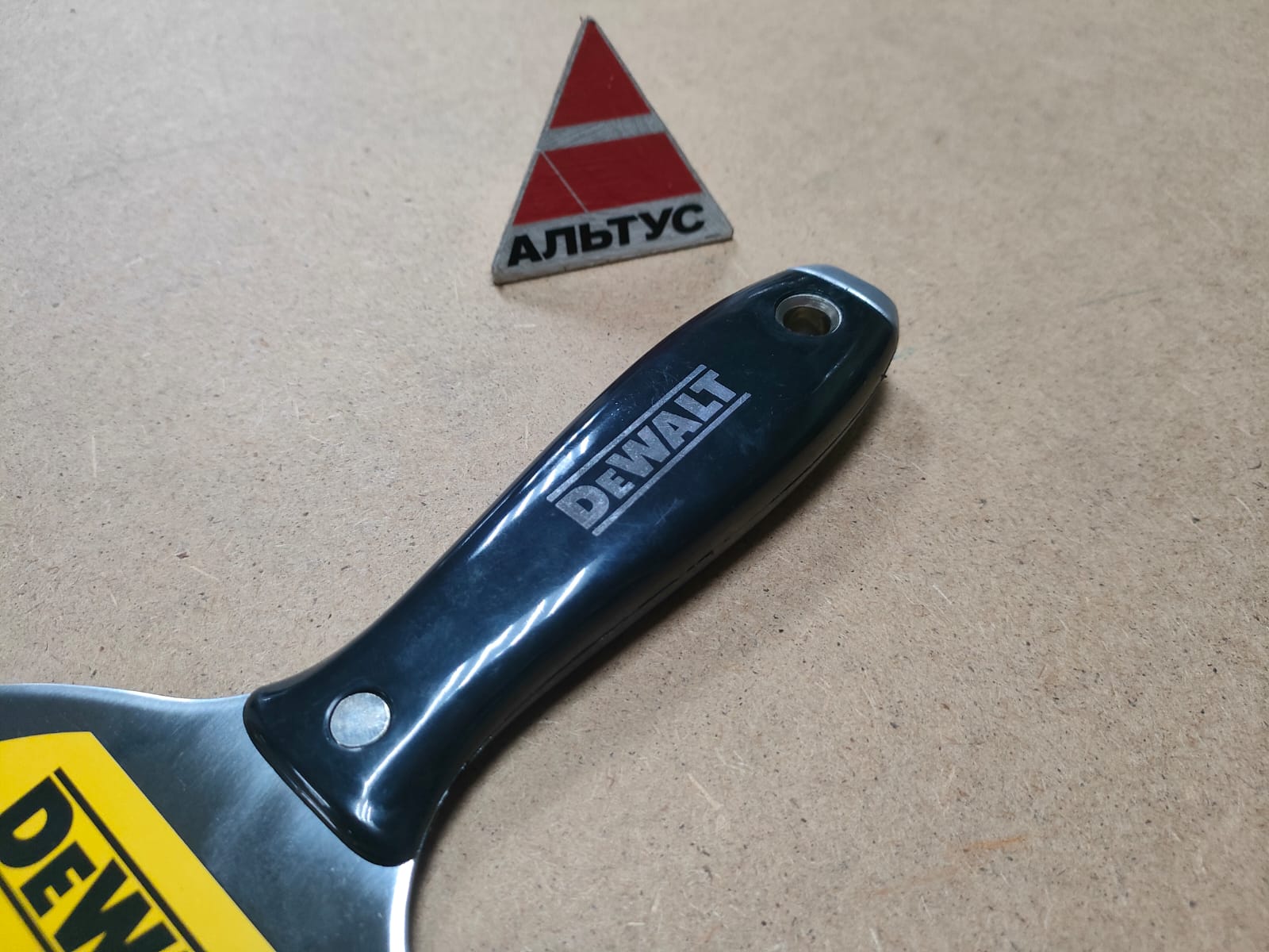 Шпатель малярный с черной пластик. ручкой 15 cm DeWalt								