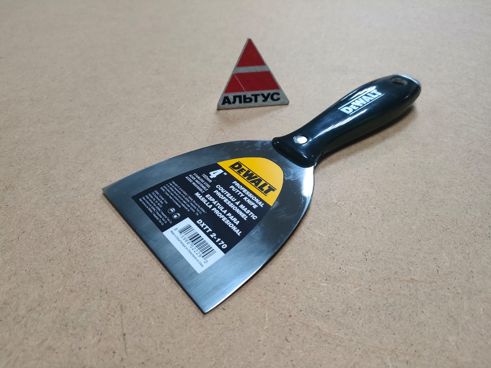 Шпатель малярный с черной пластик. ручкой 10 cm DeWalt								