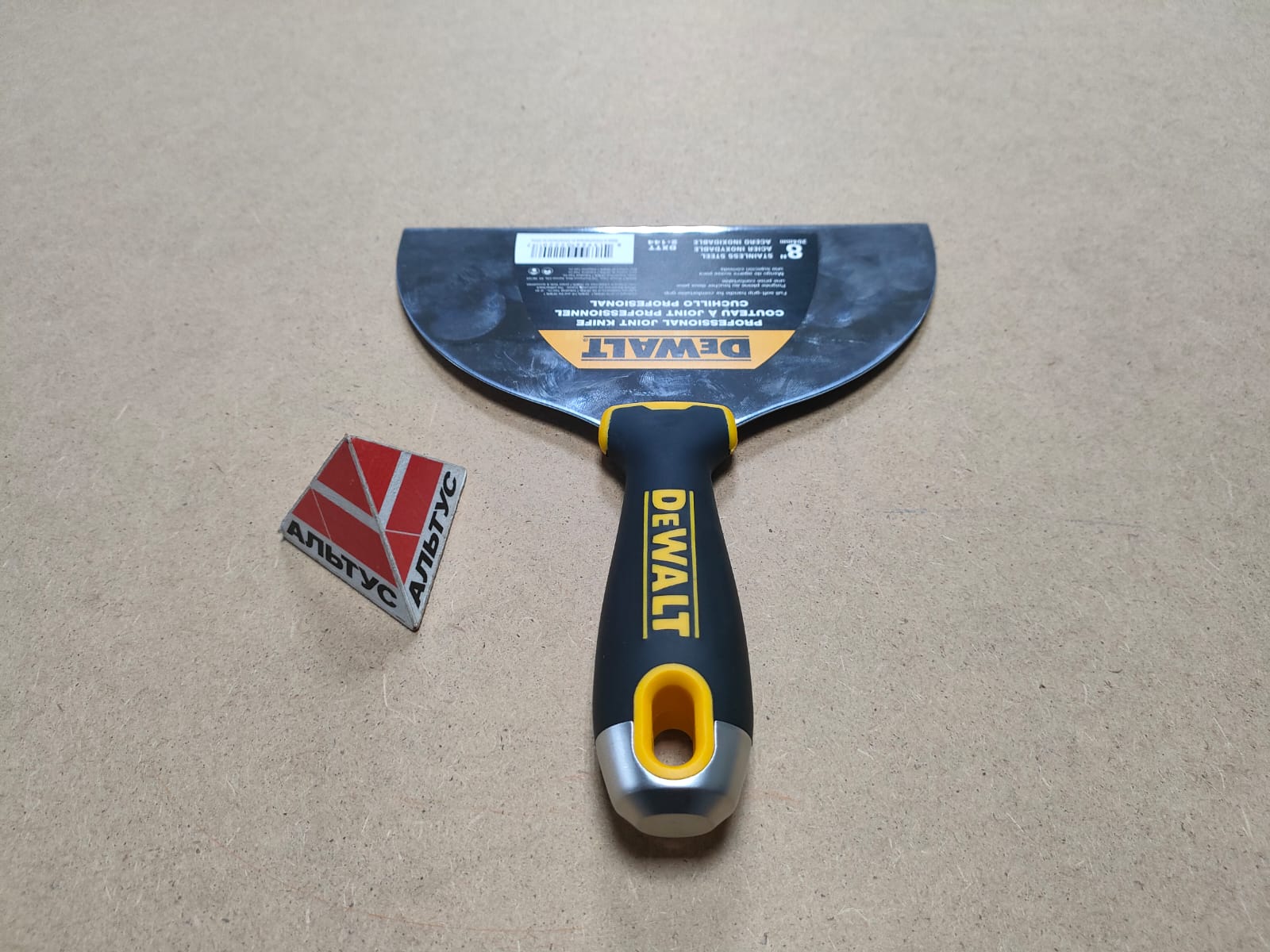 Шпатель малярный с черной пластик. ручкой, с метал. наконечником 20 cm DeWalt								
