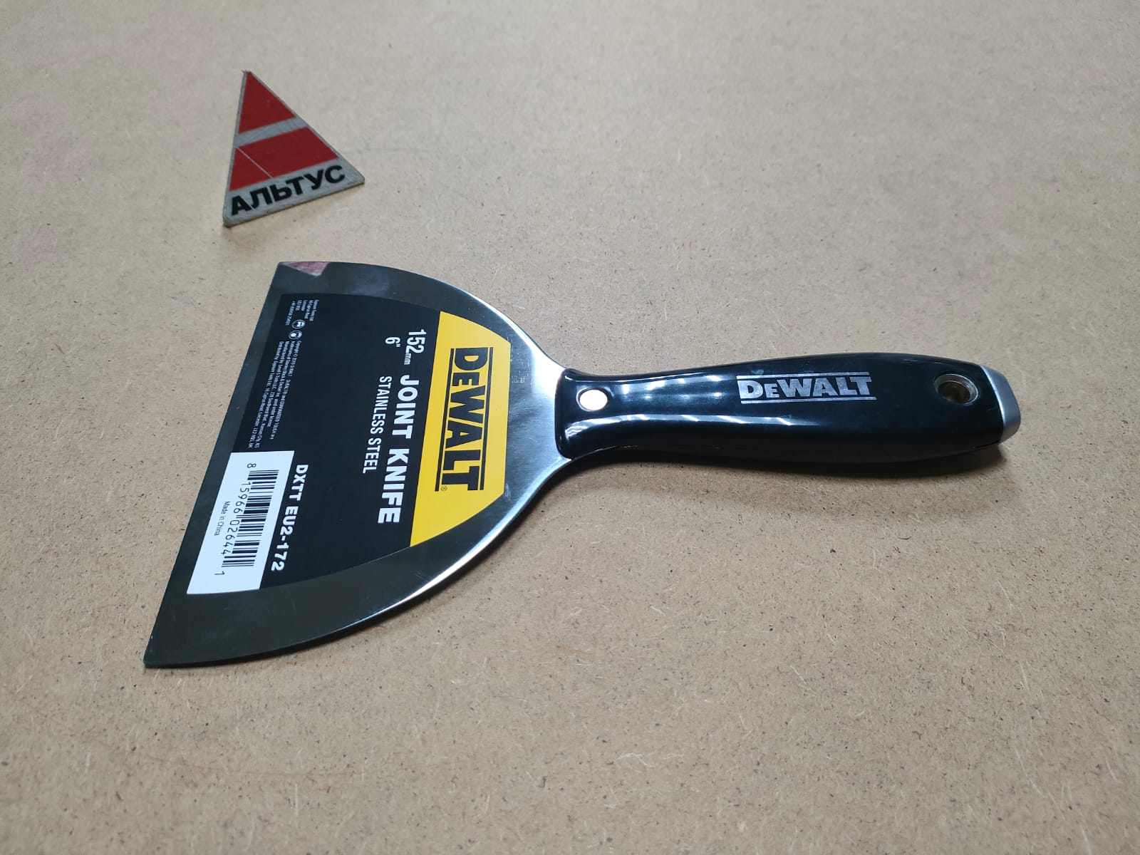 Шпатель малярный с черной пластик. ручкой 15 cm DeWalt								