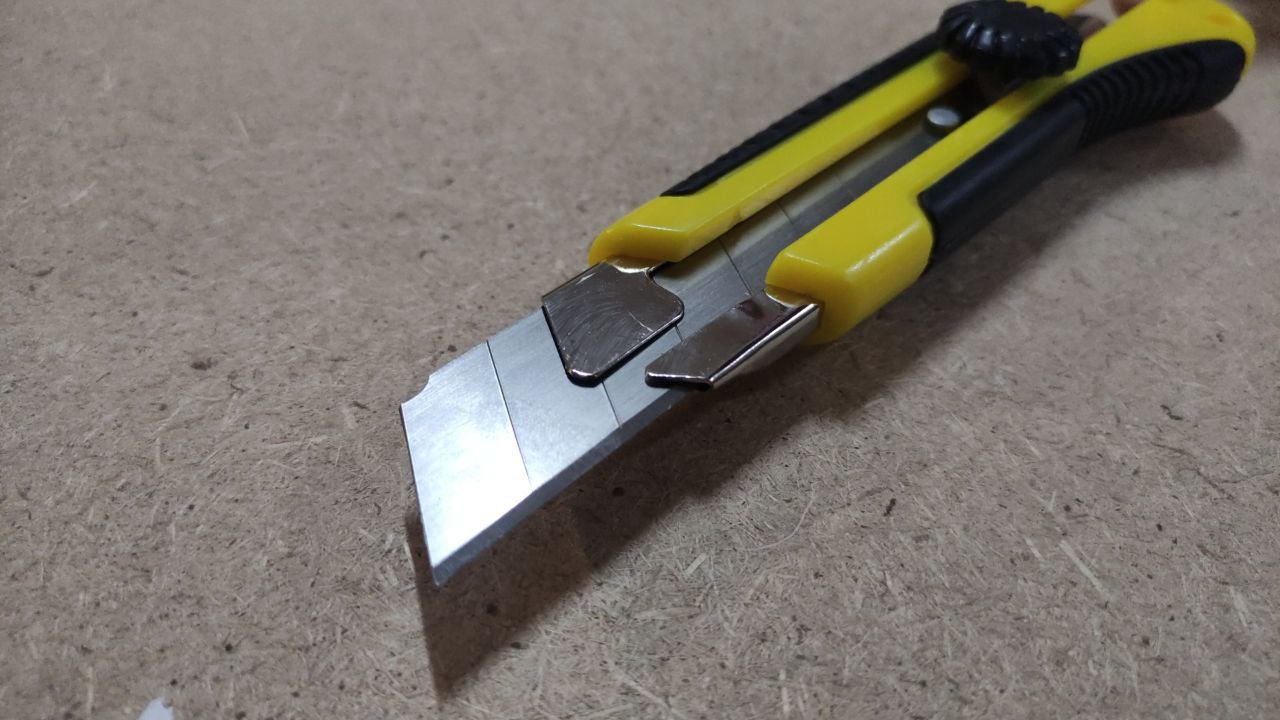 Нож с выдвижными сегментными лезвиями 25 мм металлический 888								
