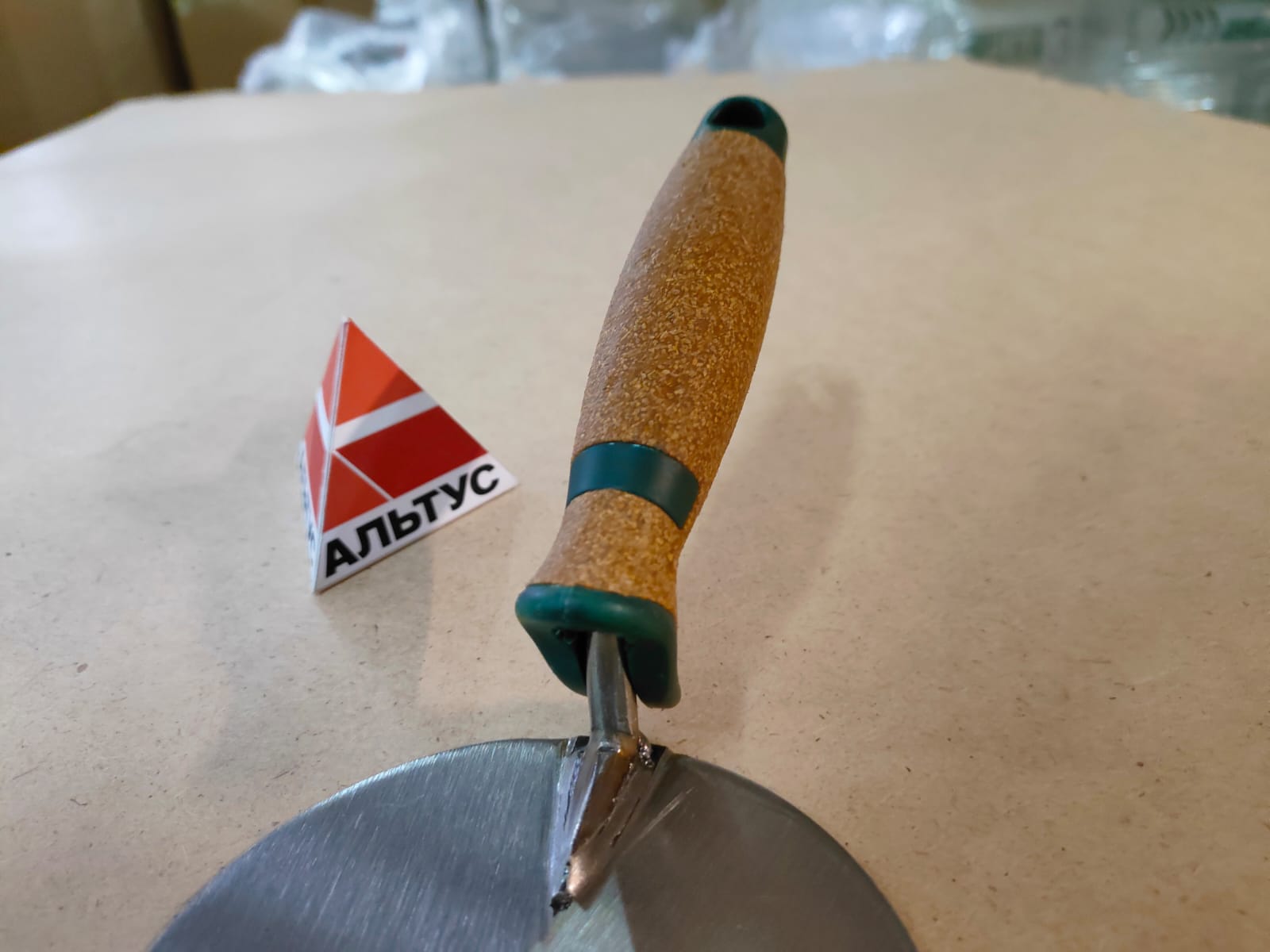 Кельма лопатка 100 мм (полотно 0,9 мм) OLEJNIK нержавеющая закаленная сталь, пробковая ручка								