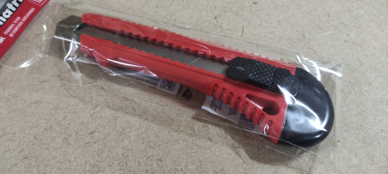 Малярный строительный нож со сменными лезвиями 18 мм MATRIX								